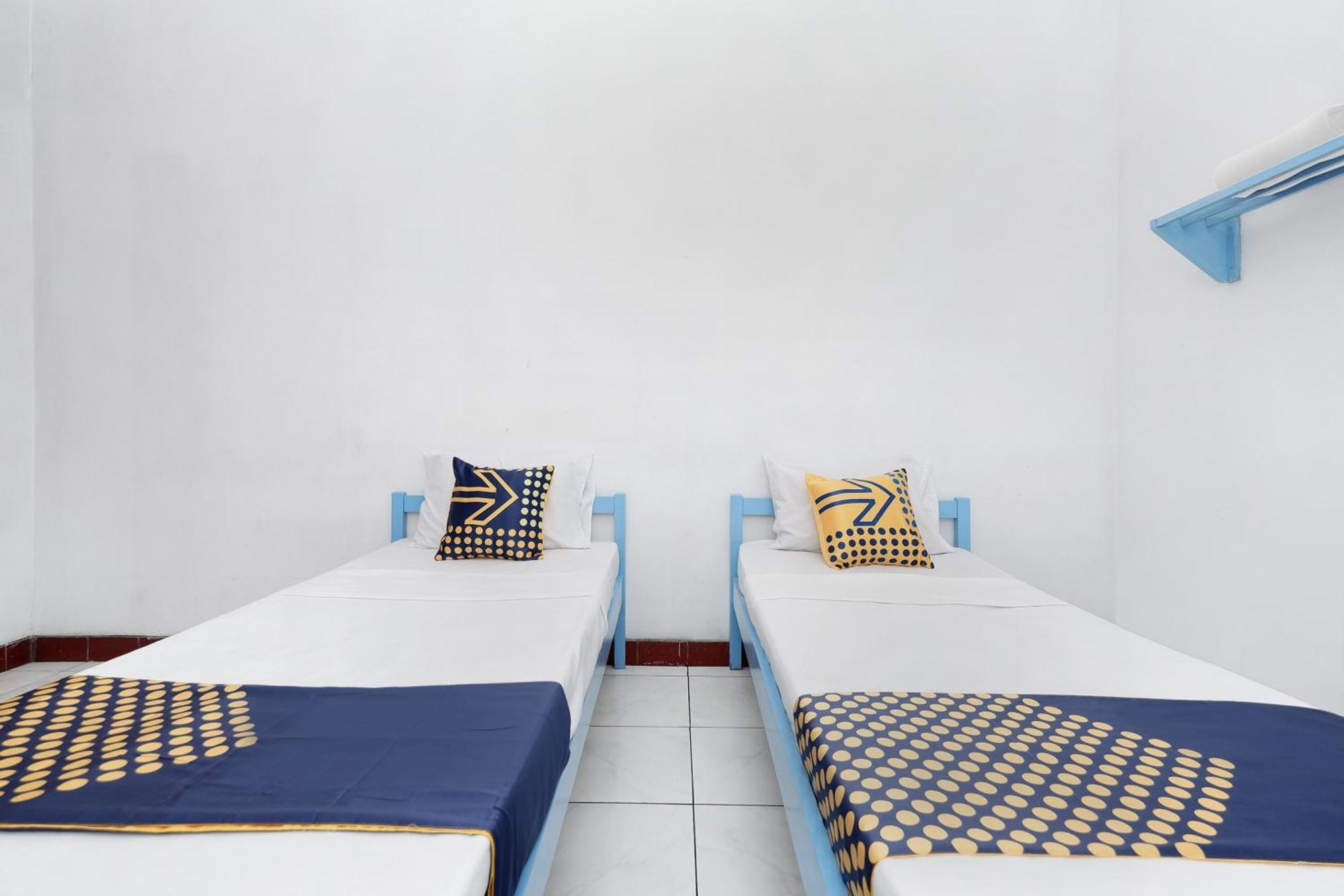 Spot On 2289 Hotel Saudara Тегал Екстериор снимка
